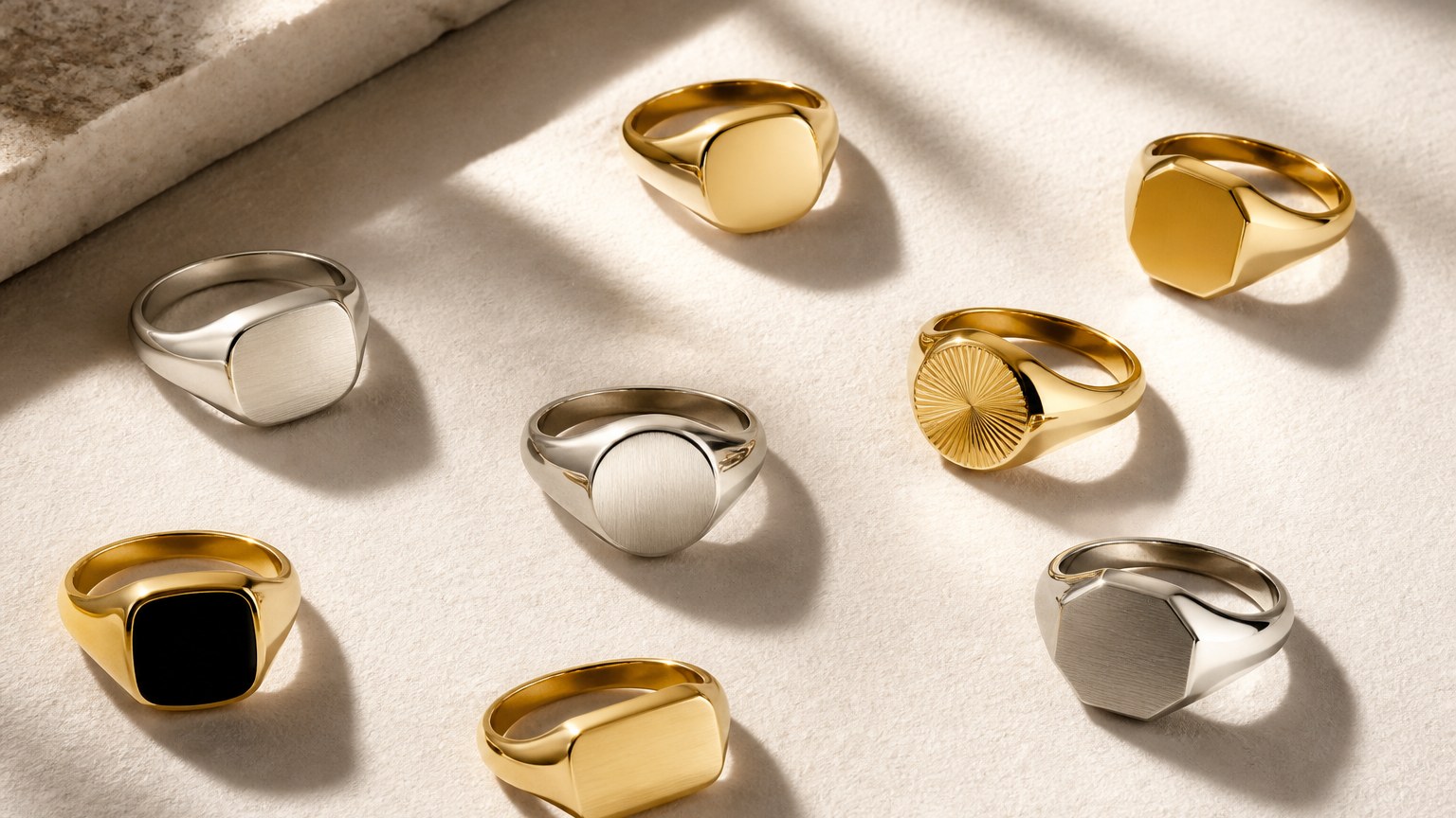 Collection de chevalières homme en or 18 carats or jaune et or blanc sur papier texturé