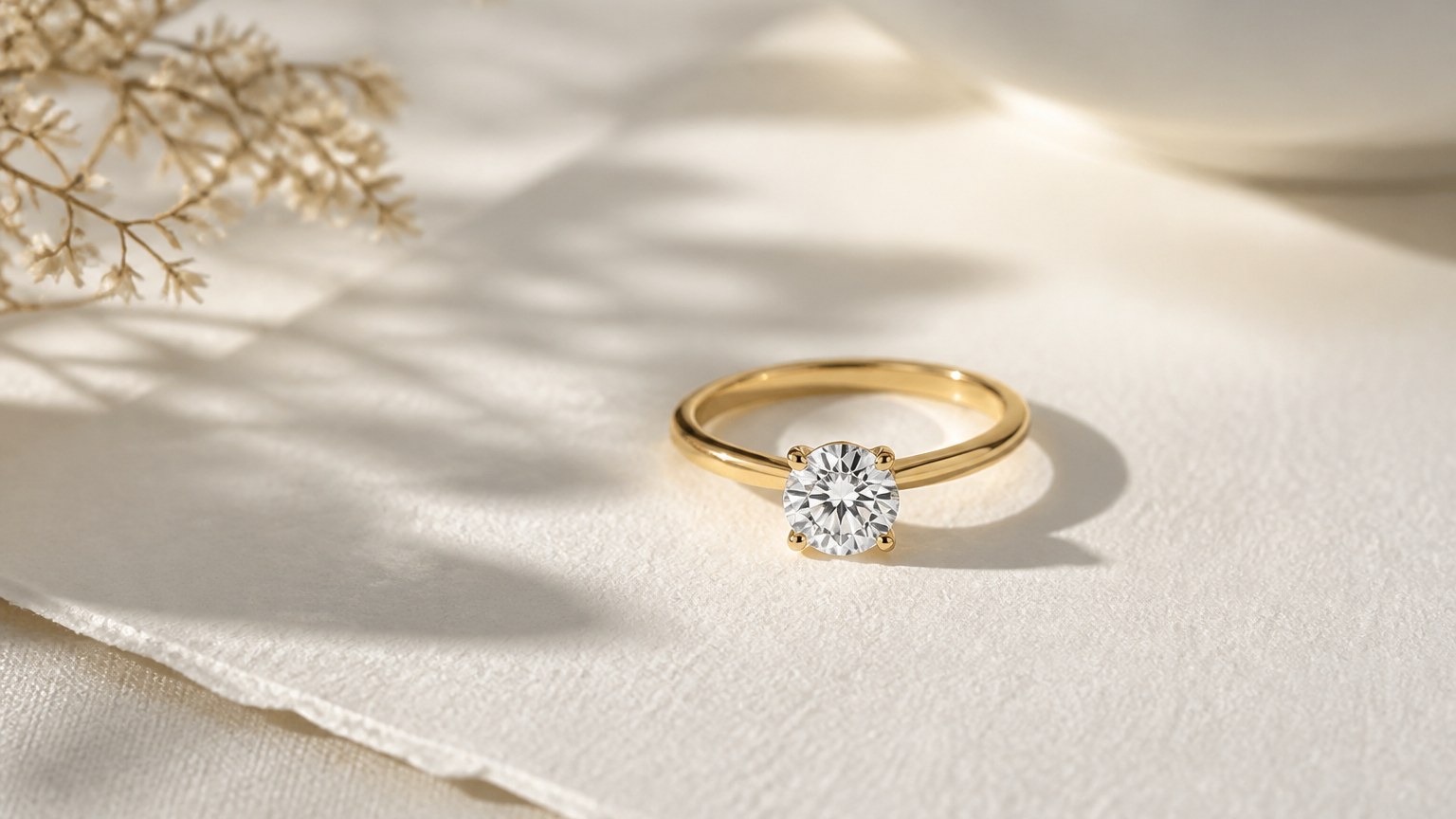 Bague diamant sur papier texturé blanc cassé